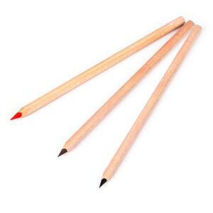 Lápiz de micropigmentación para labios o cejas.